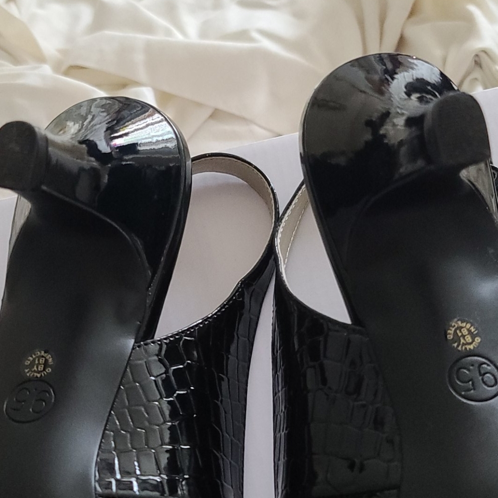 East 5th Black Pumps size 9.5 M (fits like 10) - Picture 5 of 9
